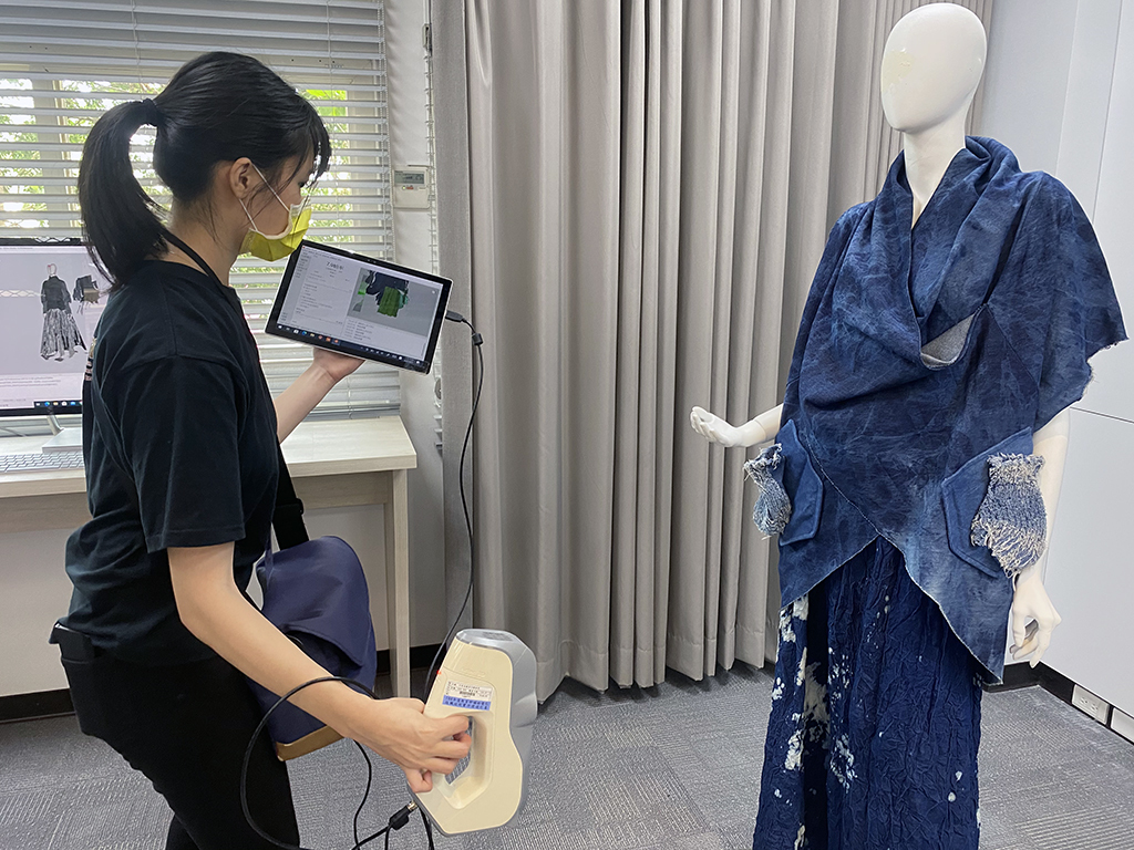 學生於學研中心操作3D掃瞄儀器為服裝做數位建檔