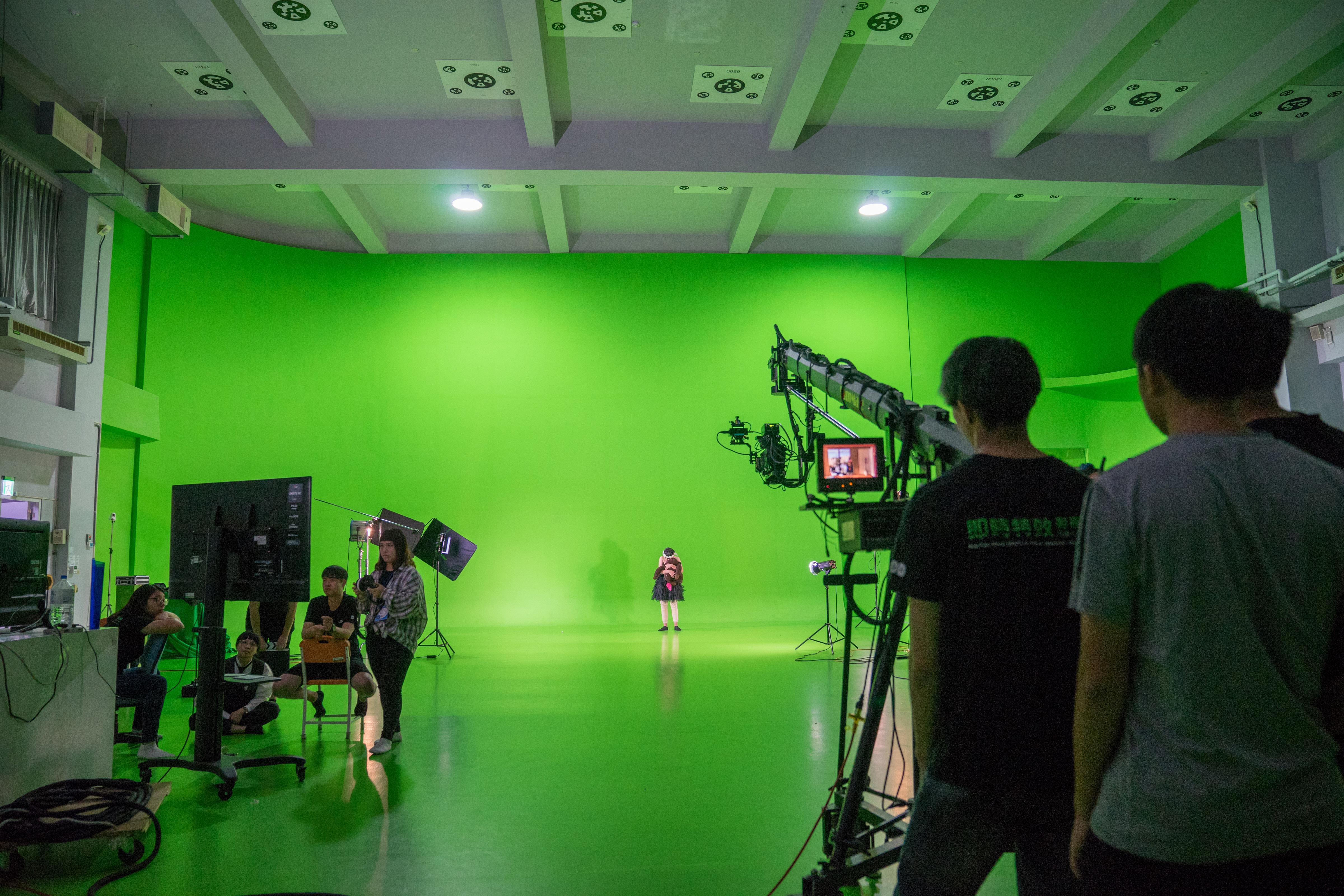 嶺東科大有全台學界最大間、設備最完善的「即時合成特效攝影棚」，可授課及辦理各類活動