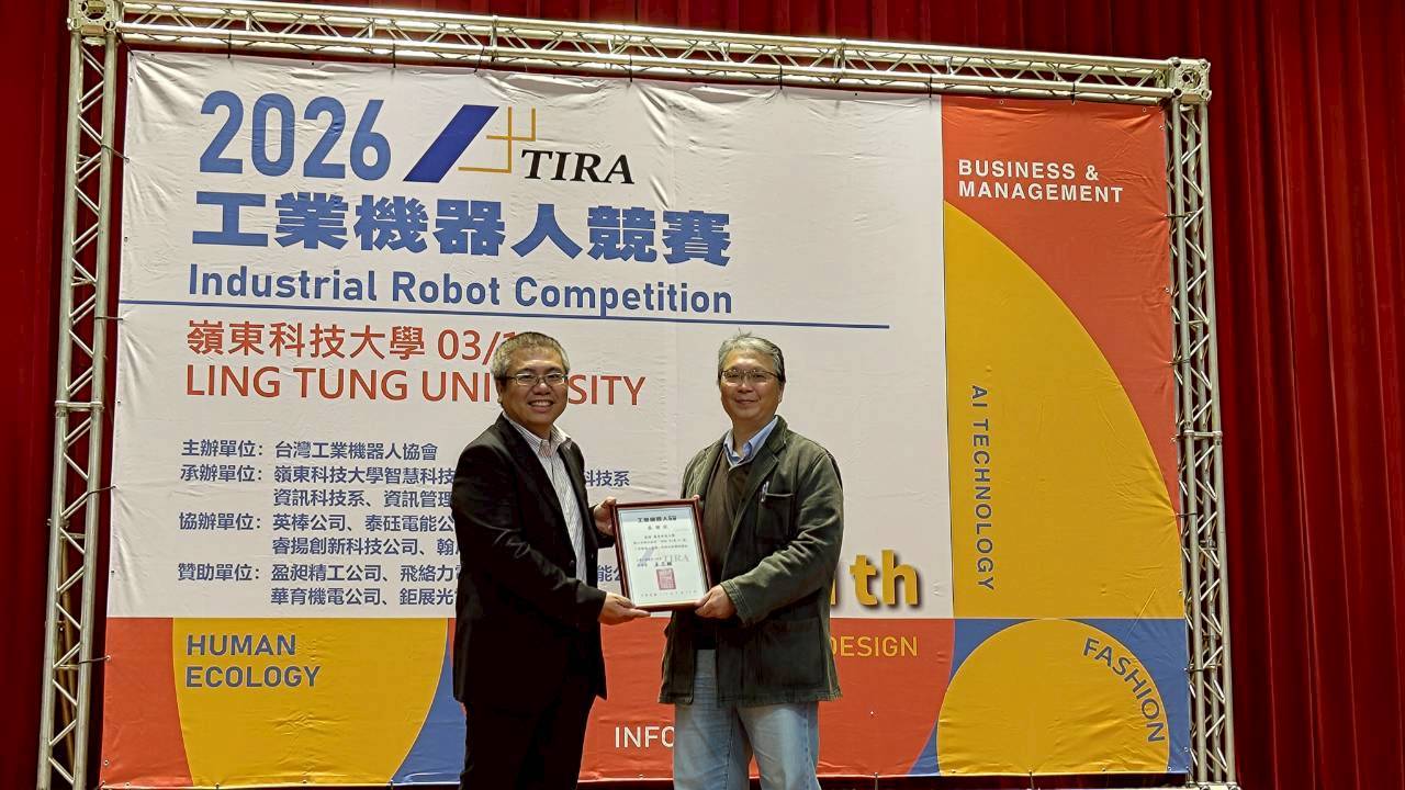台灣工業機器人協會王三輔理事長(左)頒發感謝狀給嶺東科大智慧科技學院卓裕榮院長(右)。