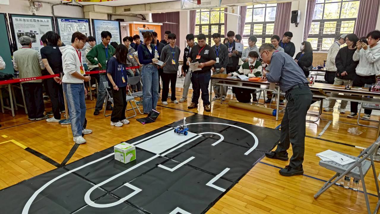 全國165隊齊聚嶺東科大展現機器人競技實力。 
