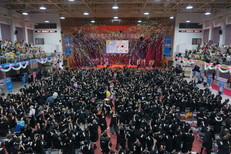 嶺東科大113學年度畢業典禮溫馨登場。