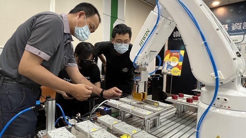 嶺東科大EMBA是企業菁英進修首選，導入智慧科技等跨領域課程。