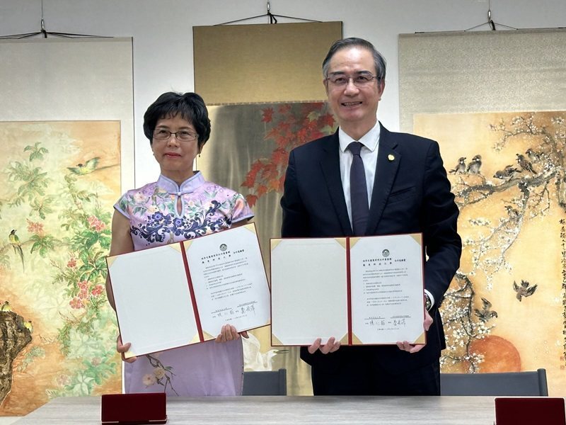 嶺東科大陳仁龍校長(右)代表與兩岸定慧葉君萍沃州書畫館簽訂合作意向書