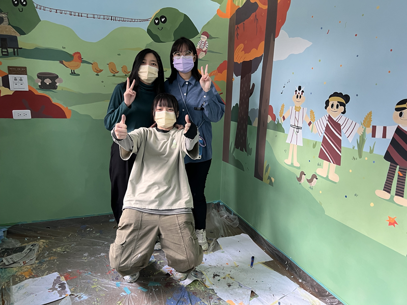 嶺東科大視傳系學生邱婉婷(右)、王彥雯(前)及蘇琪茵(左 )負責「部落風華房」主題設計。