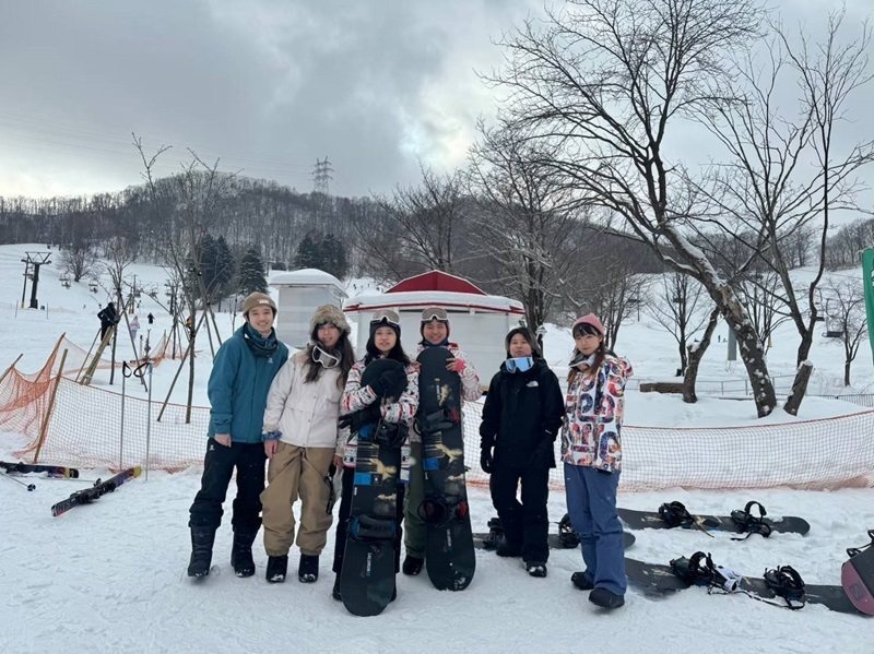 赴韓國研修生利用假日體驗滑雪樂趣。