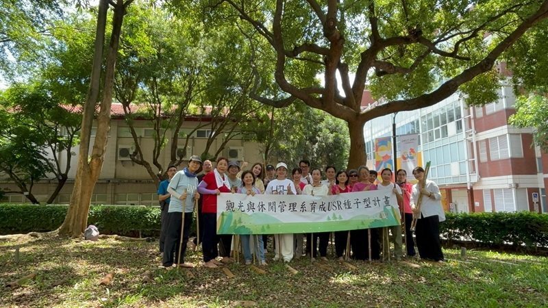 活動於春安校區進行竹杖健走和肢體伸展。