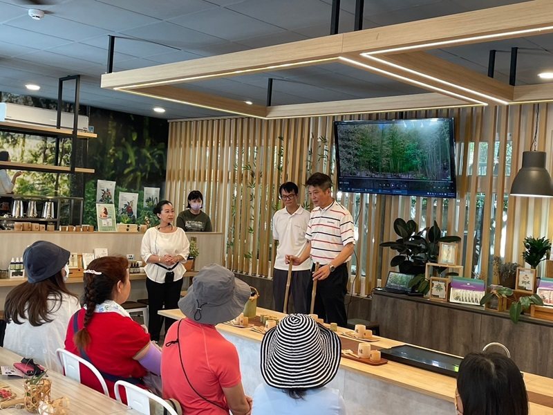 伊晉萱緣竹企業負責人張惠美於現場示範與講解竹精油體驗、竹森林SPA舒壓和竹元氣運動養生操。