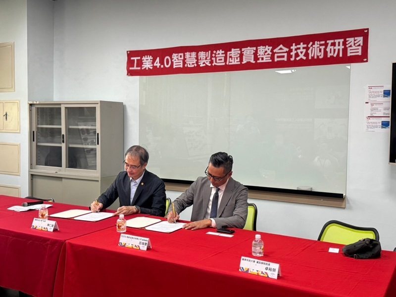 嶺東科大陳仁龍校長(左)與FESTO呂瑞豐總監(右)代表簽署合作成立智慧製造人才培訓中心。