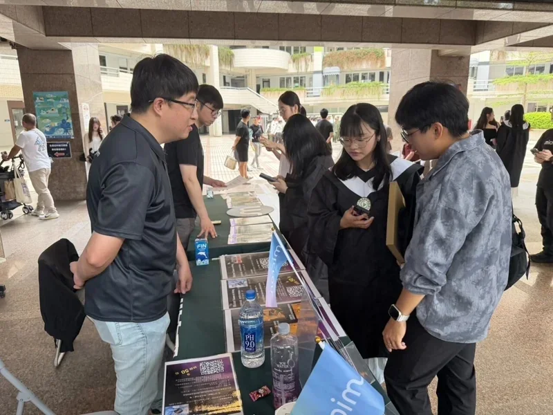 嶺東科技大學企業管理系崔皓恩(左二)榮獲「青年百億海外圓夢基金計畫」補助將前往歐洲圓夢。