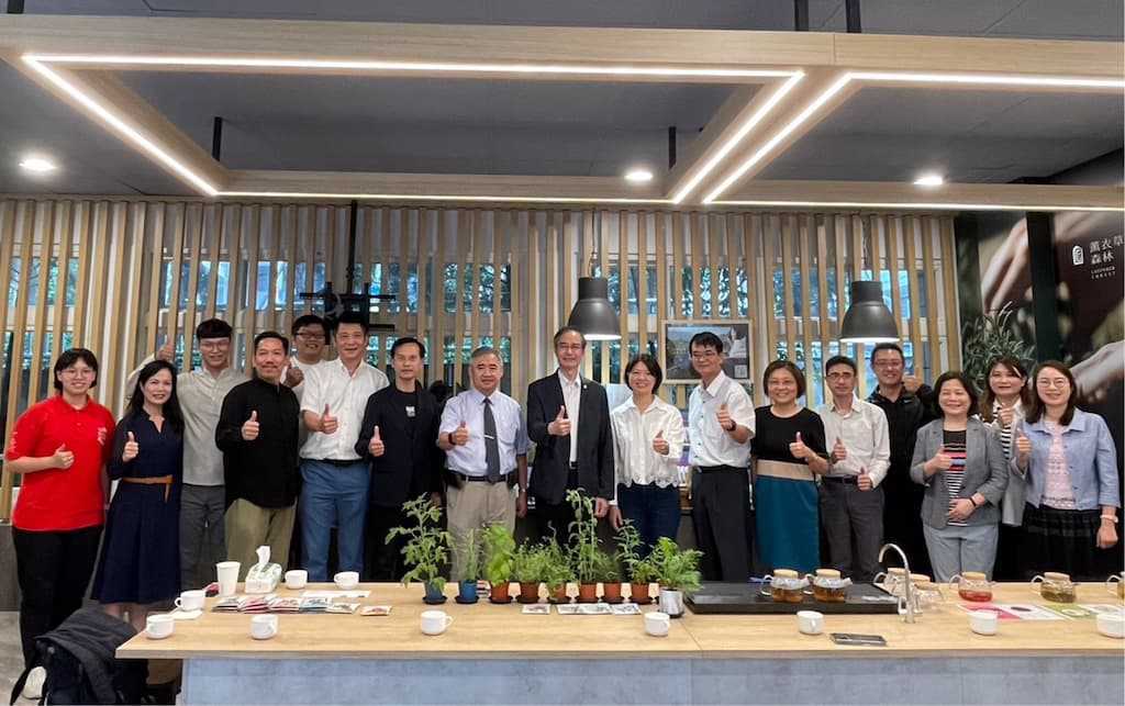 嶺東科大陳仁龍校長帶領師生及在地相關業者共同參加與薰衣草森林集團之綠色民生產業發展交流座談。