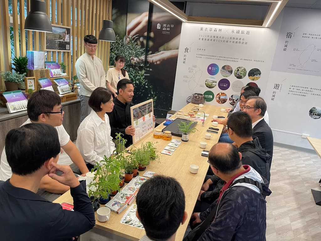 薰衣草森林集團創辦人林庭妃帶領團隊以「香草茶五感體驗」與嶺東科大師生及在地業者進行交流。