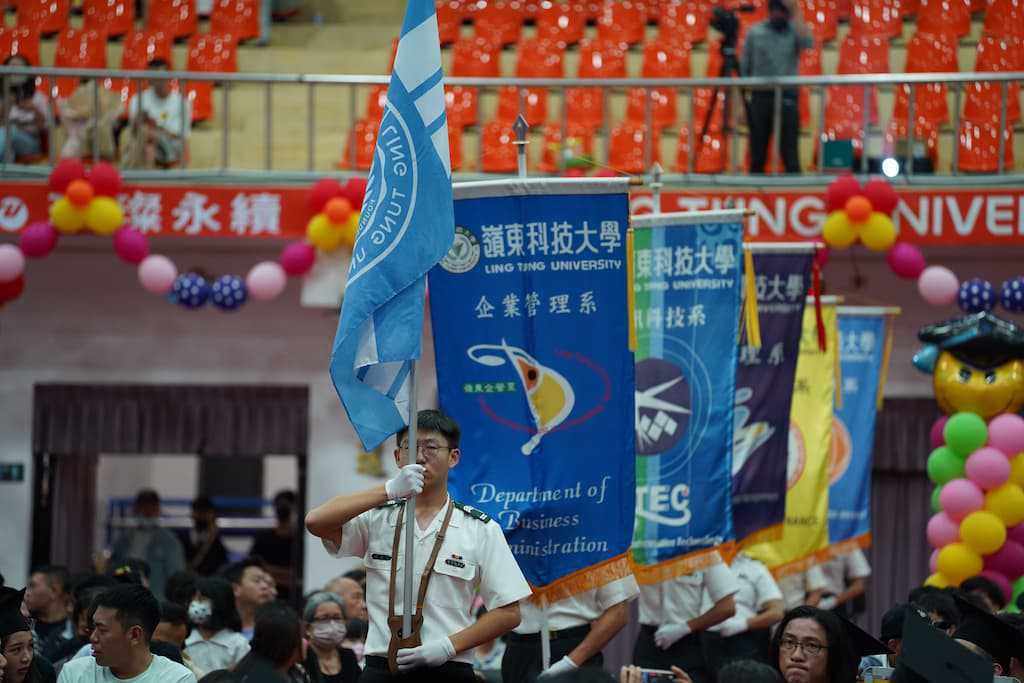 迎校系旗進場儀式掌旗手由學校ROTC學生擔任。