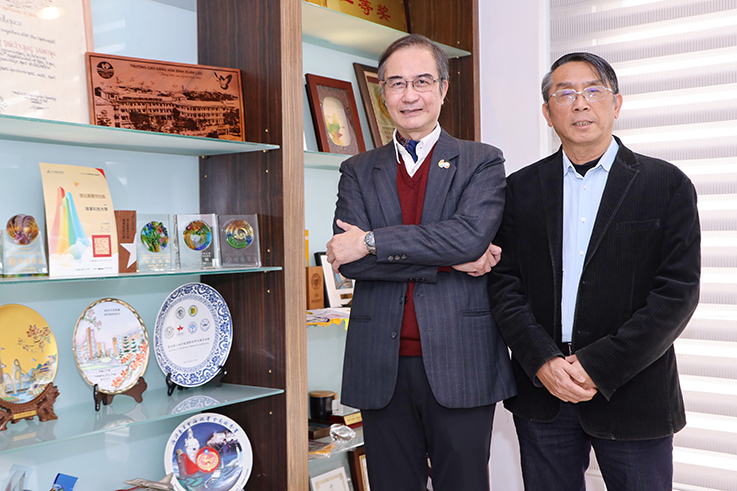 嶺東科大校長陳仁龍長(左)與副校長魏清圳(右)肯定學生表現。 
