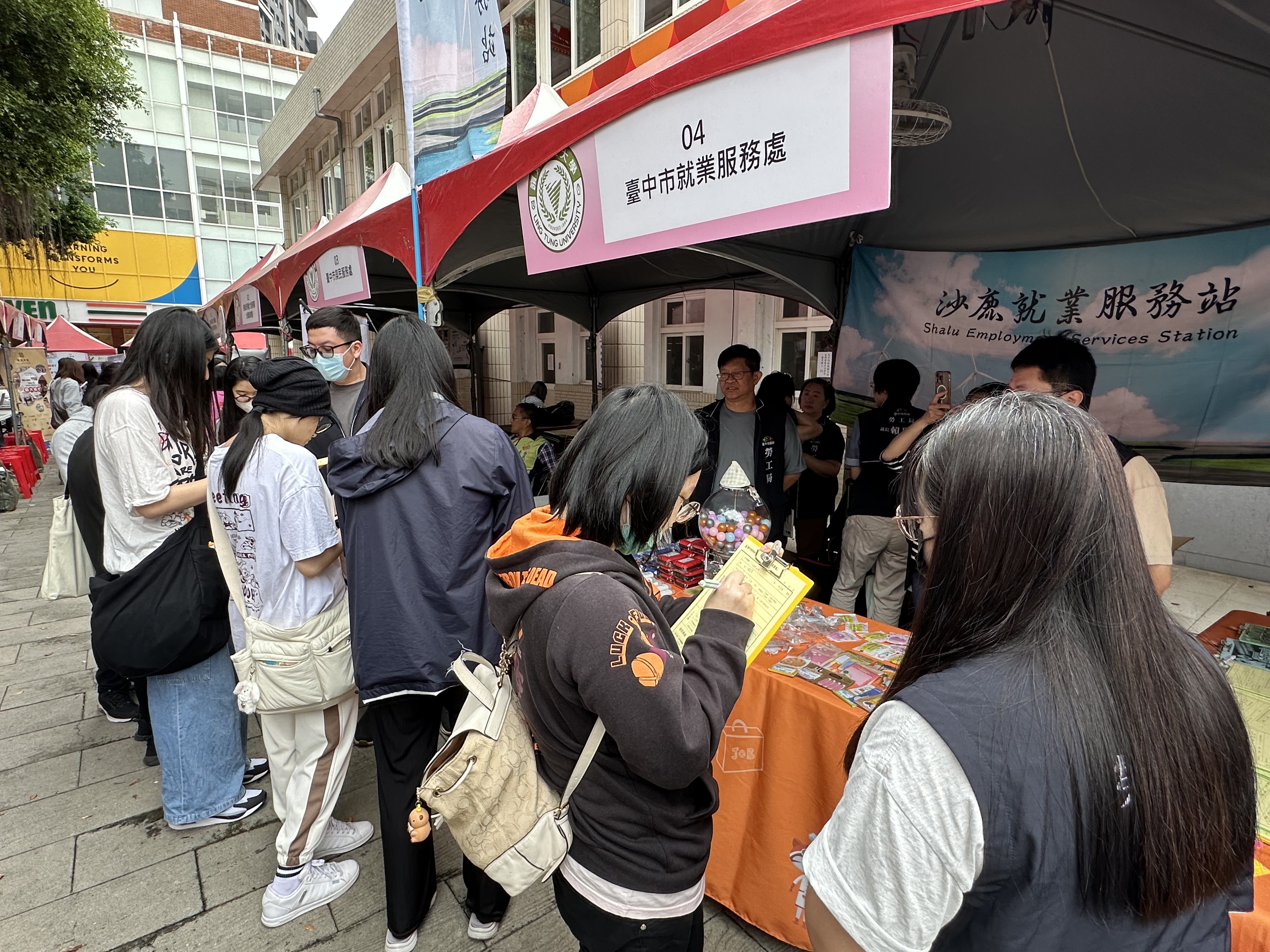 嶺東科大就博會有 43家企業現場徵才。 