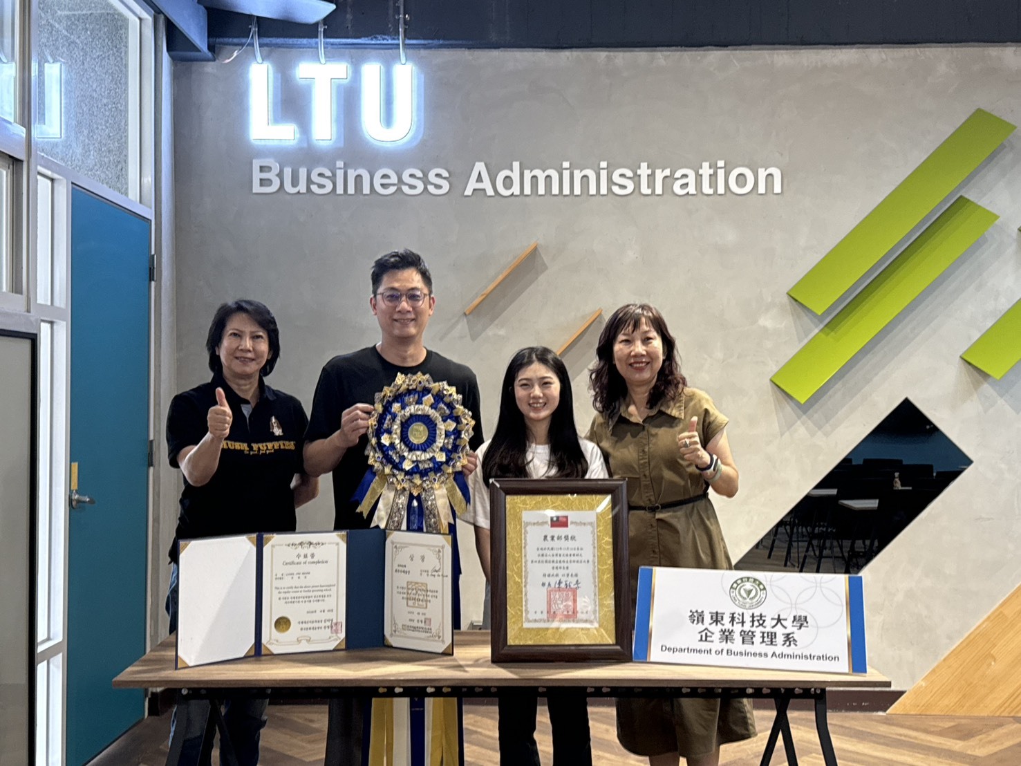 嶺東科大企管系朱曉萍主任(右一)與明台高中寵經科張育誠老師(左二)以筑媗為榮。