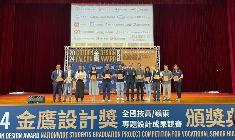 嶺東科大陳仁龍校長頒發感謝狀感謝活動贊助廠商的支持。