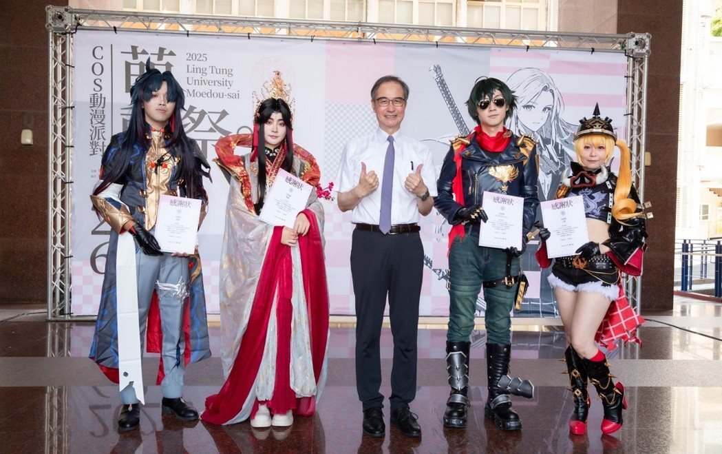 陳仁龍校長與重量級評審-小白(右二)、鼬鼬(左二)、小都(右一)、夜魔(左一)合影。