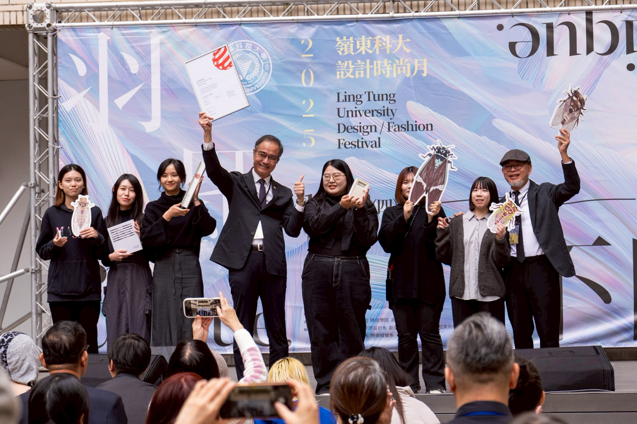 嶺東科大視傳系學生作品「青吱調」榮獲德國紅點全球唯一新銳設計獎及TISDC金獎，特別將榮耀獻獎給學校。