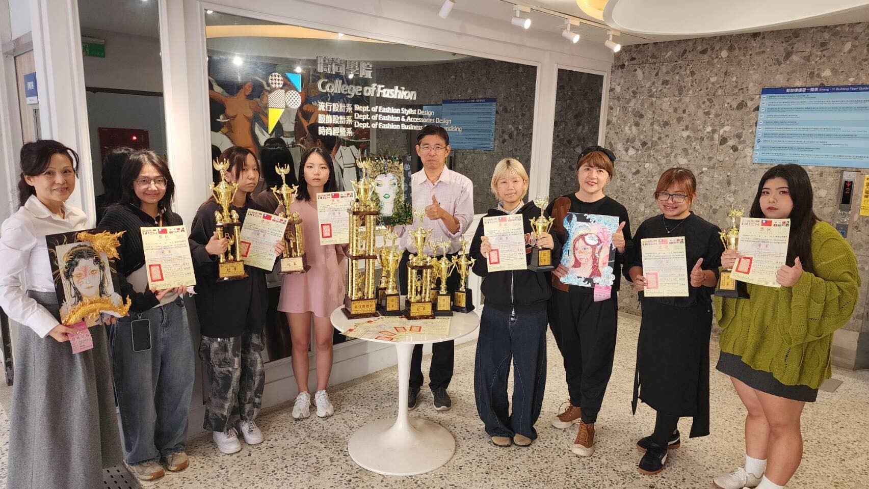 流行設計系主任陳高生、指導老師黃瑞媚、蔡宇、馮秀華與獲獎學生合影  
