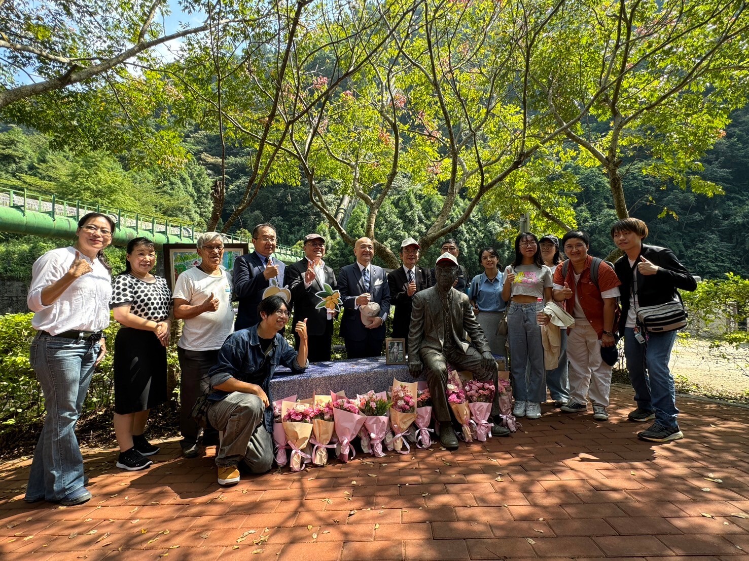 嶺東科大師生參與白冷圳文化祭，與日本磯田謙雄後代，共同為磯田謙雄銅像獻花致意。