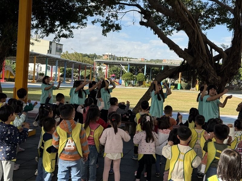 嶺東幼保系將在12月25日以七感遊戲與體能律動帶領社區幼童開心迎聖誕。