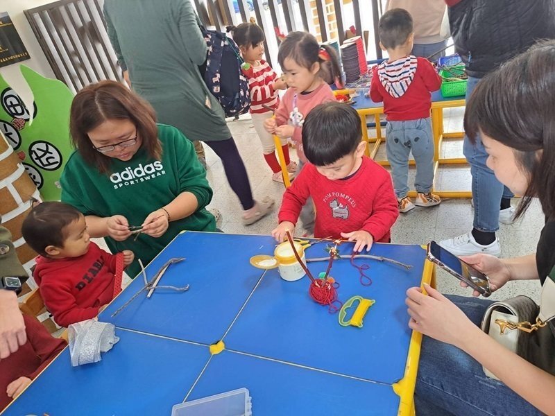 親子體驗環保手作樂趣。