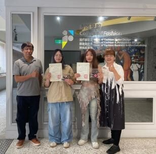 行設計系陳高生主任、指導老師黃瑞媚與獲獎學生合影