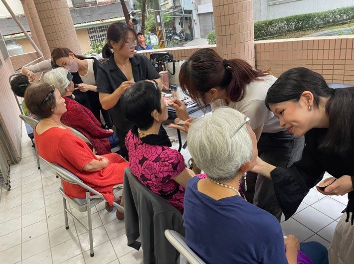 學生為長輩彩妝
