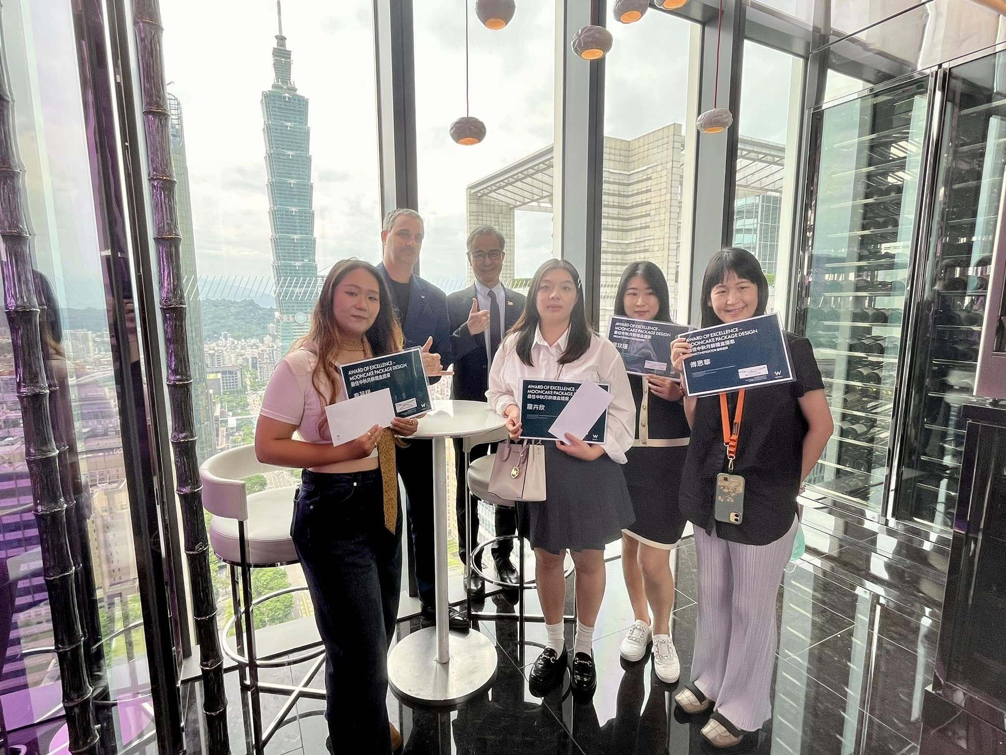 嶺東科技大學時尚經營系羅卉欣、秦菽鎂同學在傅思華老師與葉玟瑾老師指導下，以《燈火福滿》勇奪台北W飯店中秋設計競賽「最佳作品獎」！