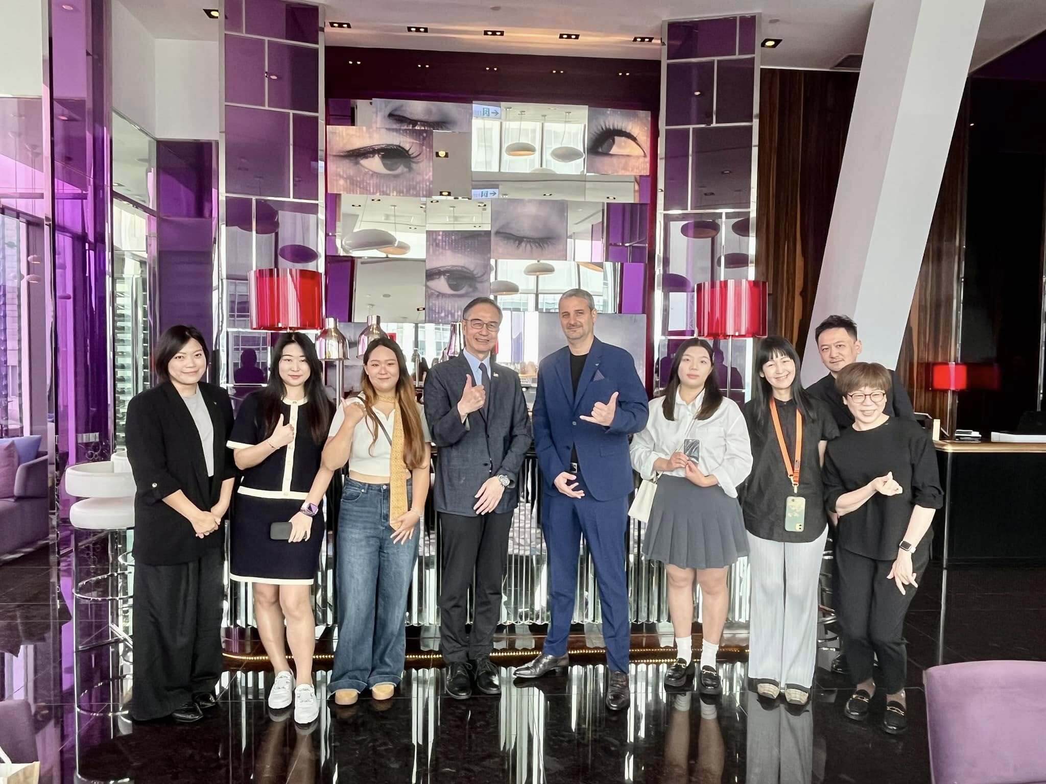 嶺東科技大學時尚經營系羅卉欣、秦菽鎂同學在傅思華老師與葉玟瑾老師指導下，以《燈火福滿》勇奪台北W飯店中秋設計競賽「最佳作品獎」！