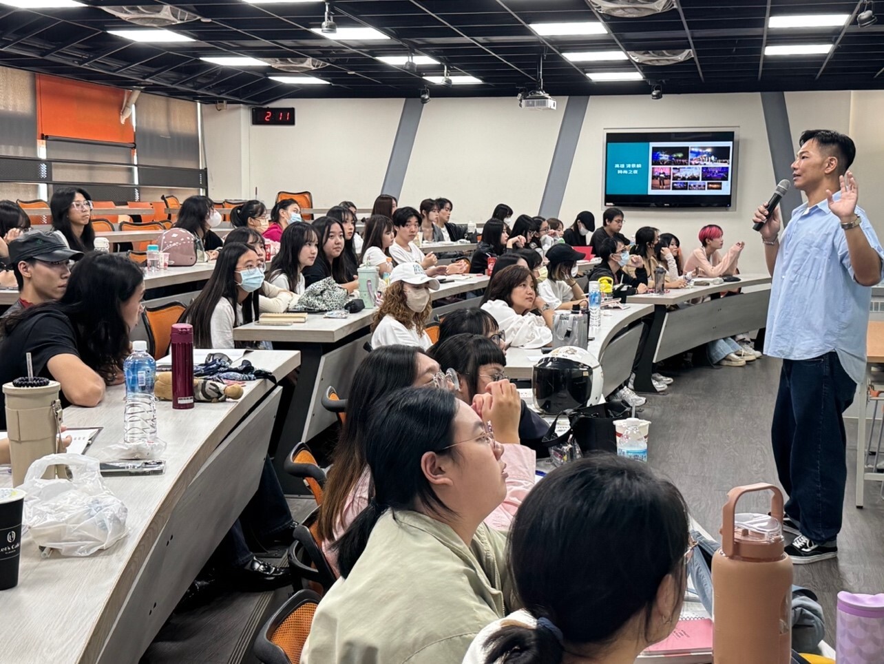 凱渥秀導李立仁介紹時尚秀中如何完美呈現出所有細節。