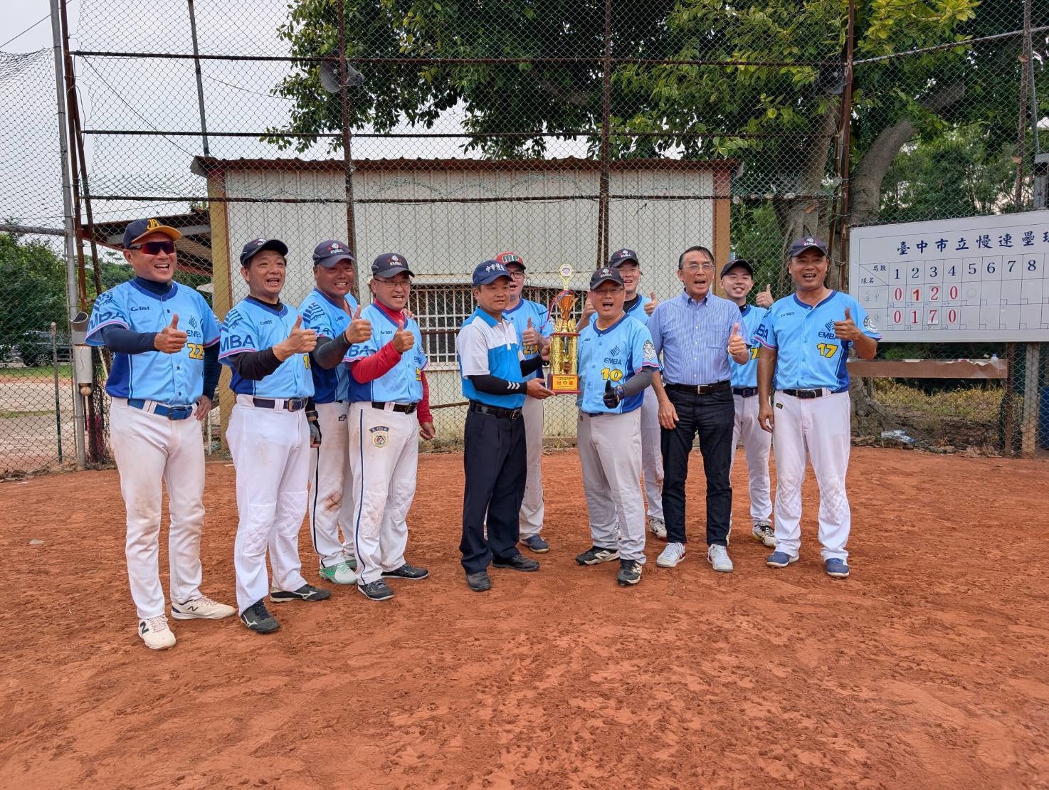 嶺東科大EMBA慢壘社球隊成軍未滿3年，在115年度台中市總統盃壘球賽勇奪冠軍。