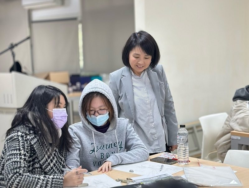 參與漫畫競賽工作坊學生在淺井織香老師指導下獲益良多。