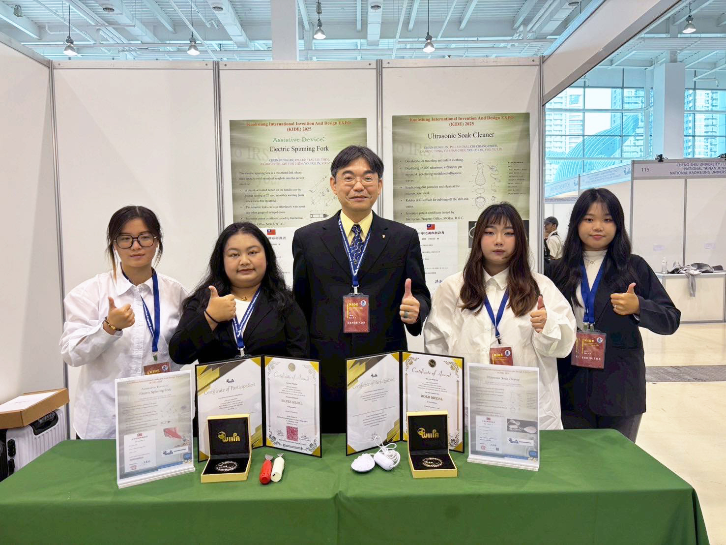 由應外系林建宏主任(中)帶領陳若羚(左一)、陳歆昀(左二)、陳鈺姍(右二)、童良喻(右一)，在國際發明展大放異彩。