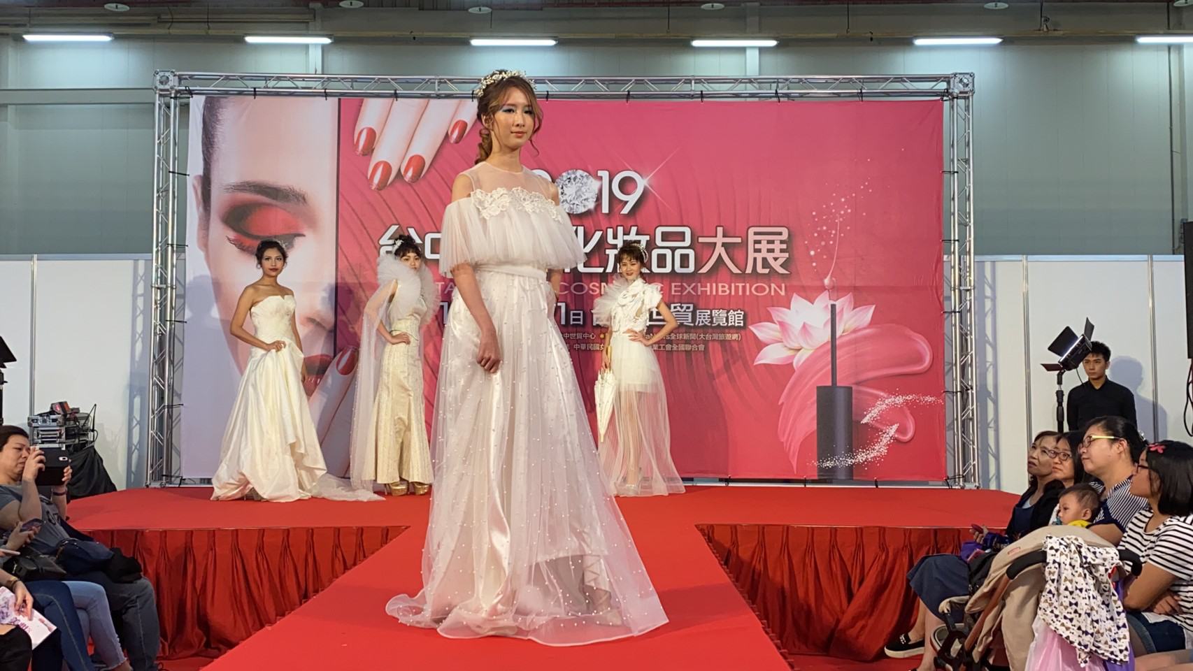 輕婚紗展演