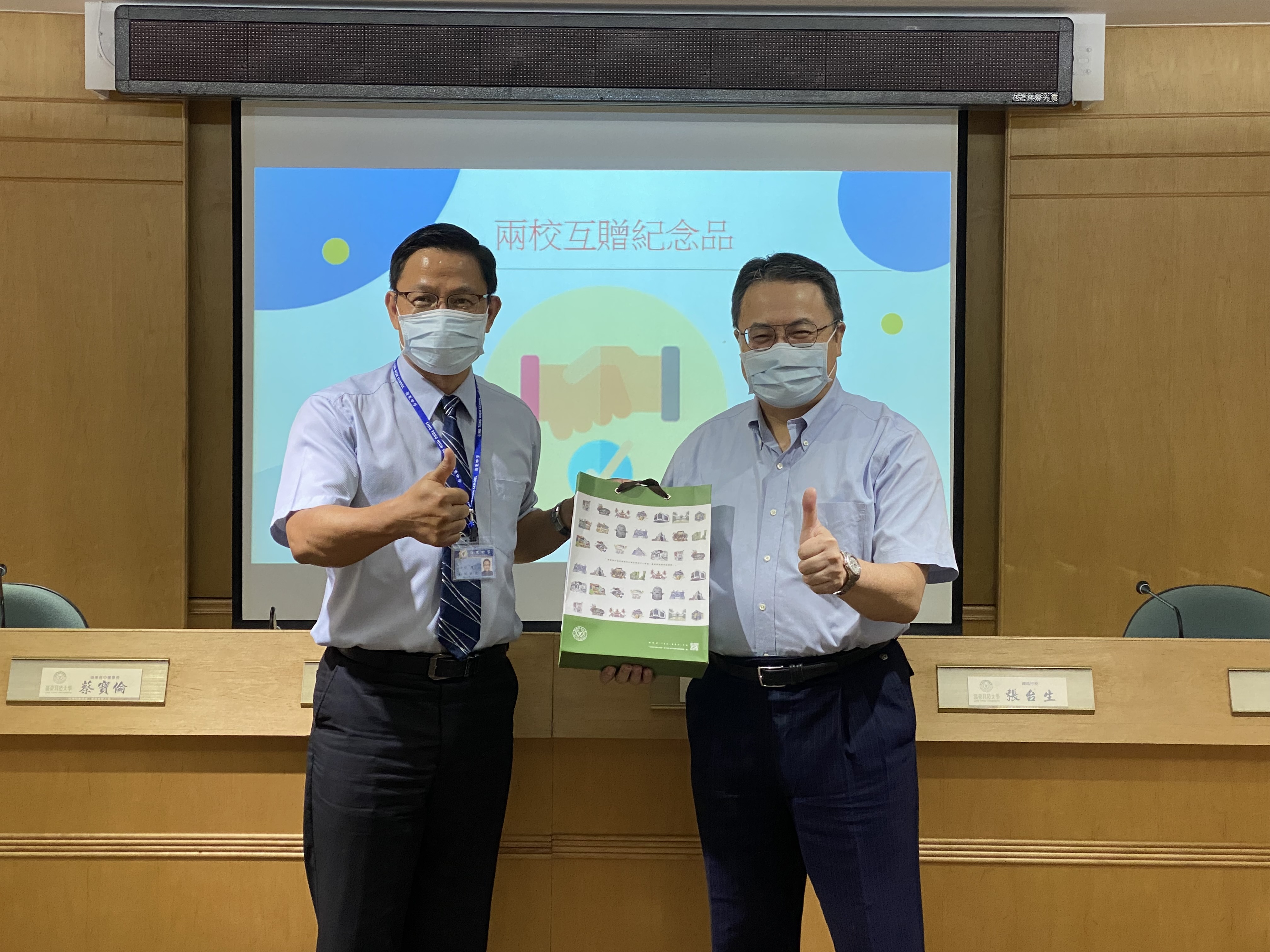 嶺東科大趙志揚校長(右)與嶺東中學周錦貞校長(左)帶領全員「教育同行 嶺東加值」