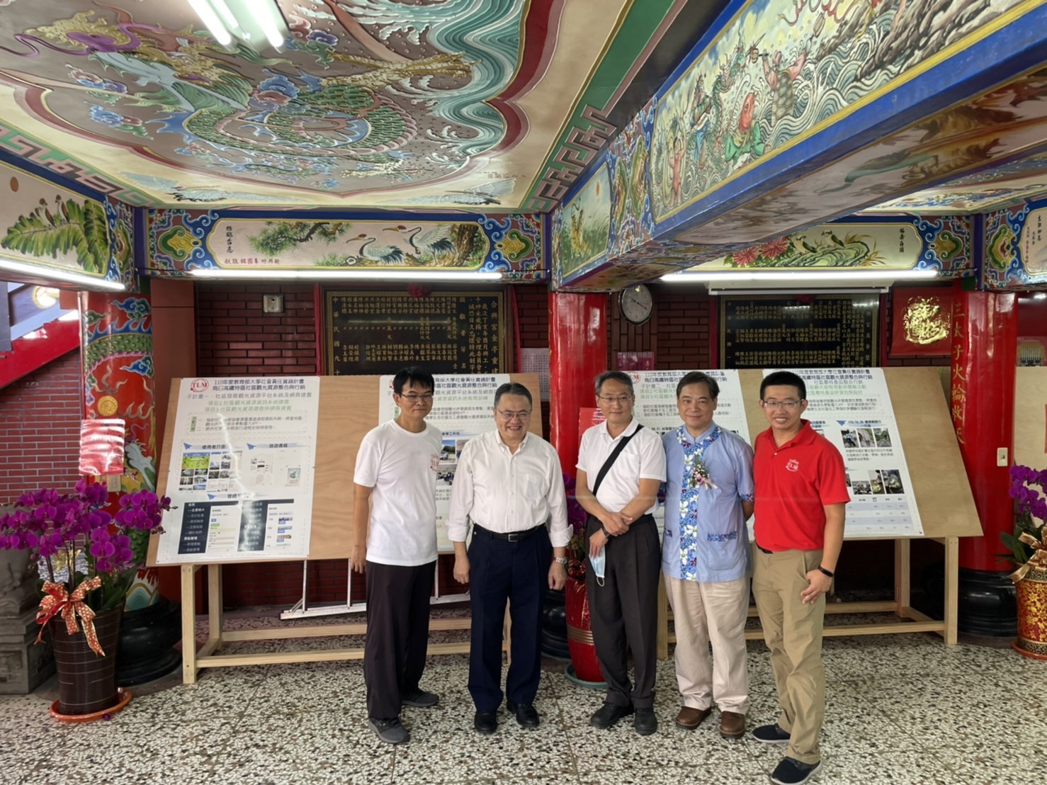 嶺東科大趙志揚校長(左二)與民生學院陳儒晰院長(中間) 出席USR計畫成果展表示肯定與支持