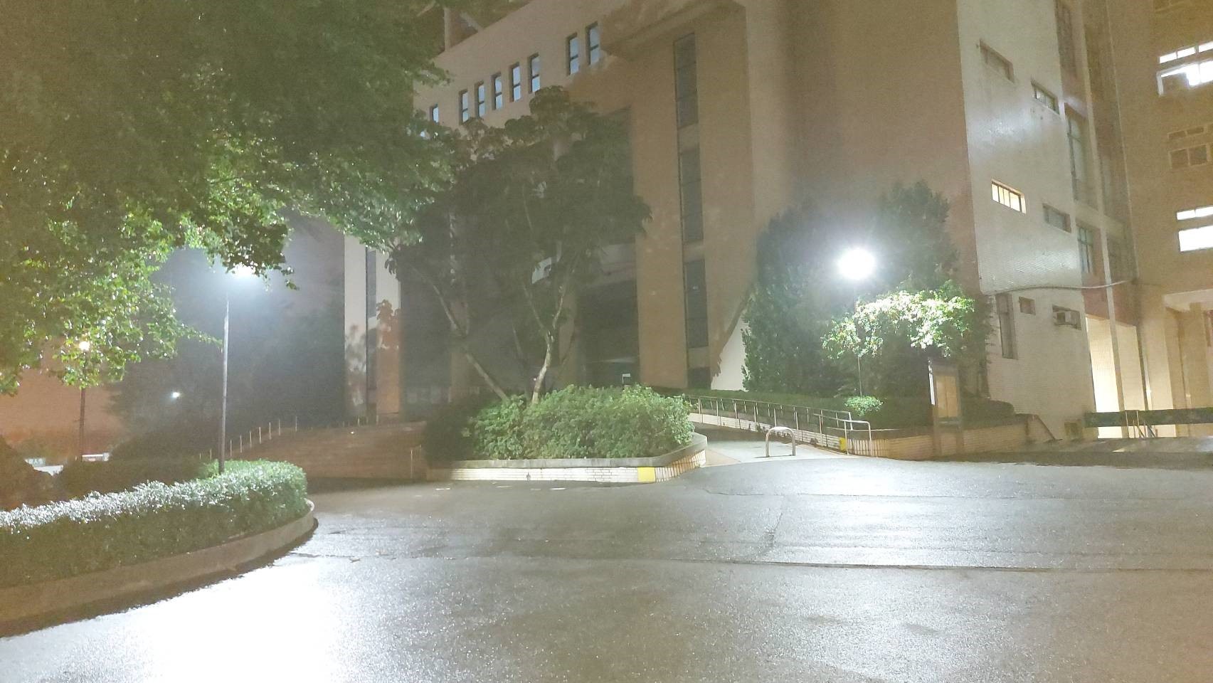 ▲亞萍館東北面公佈欄前
