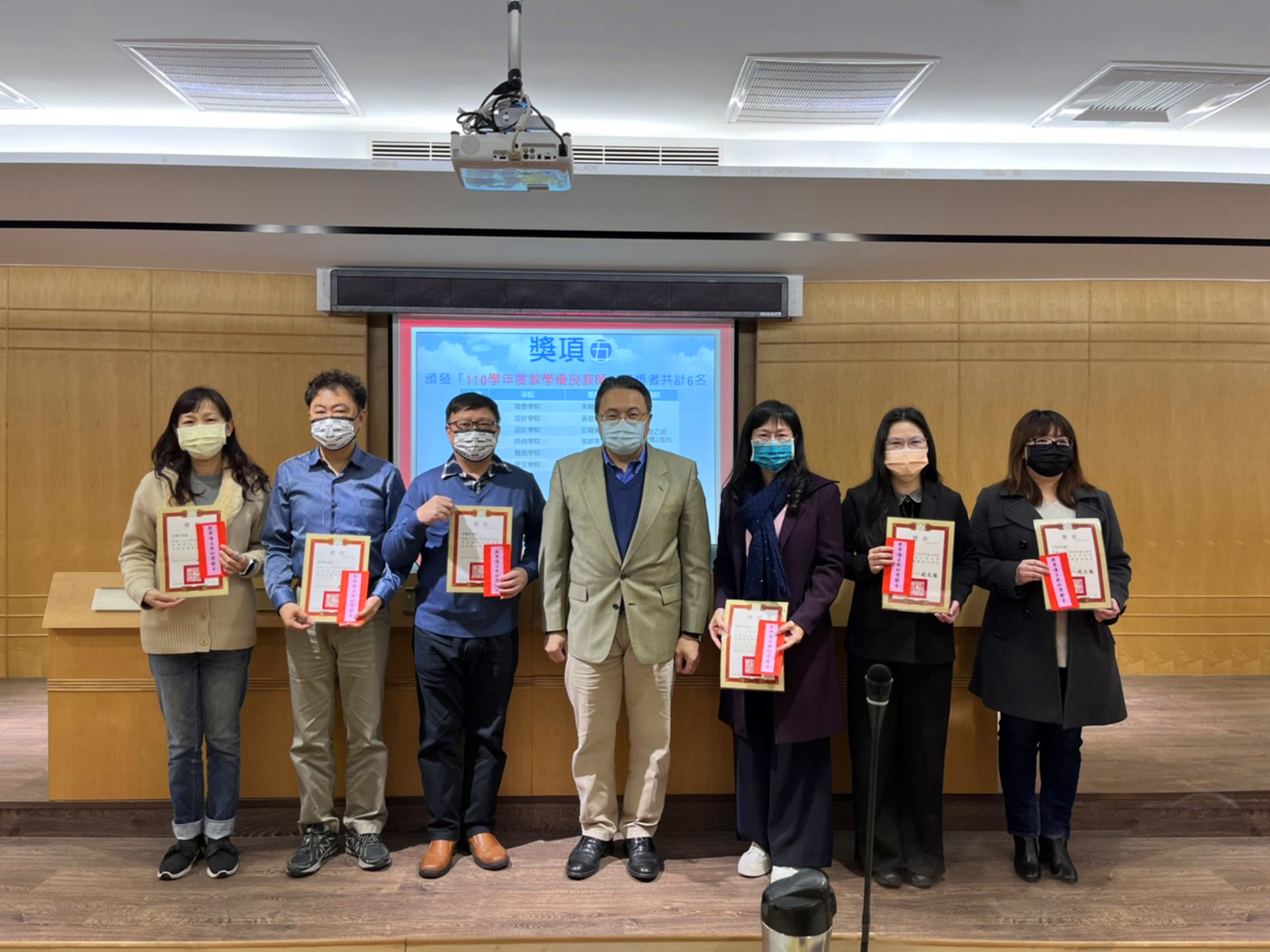 教學優良教師評選,由校長親自頒發獎狀及獎勵金