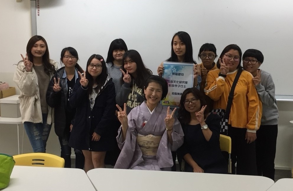 杉本令子老師課後與同學們合照