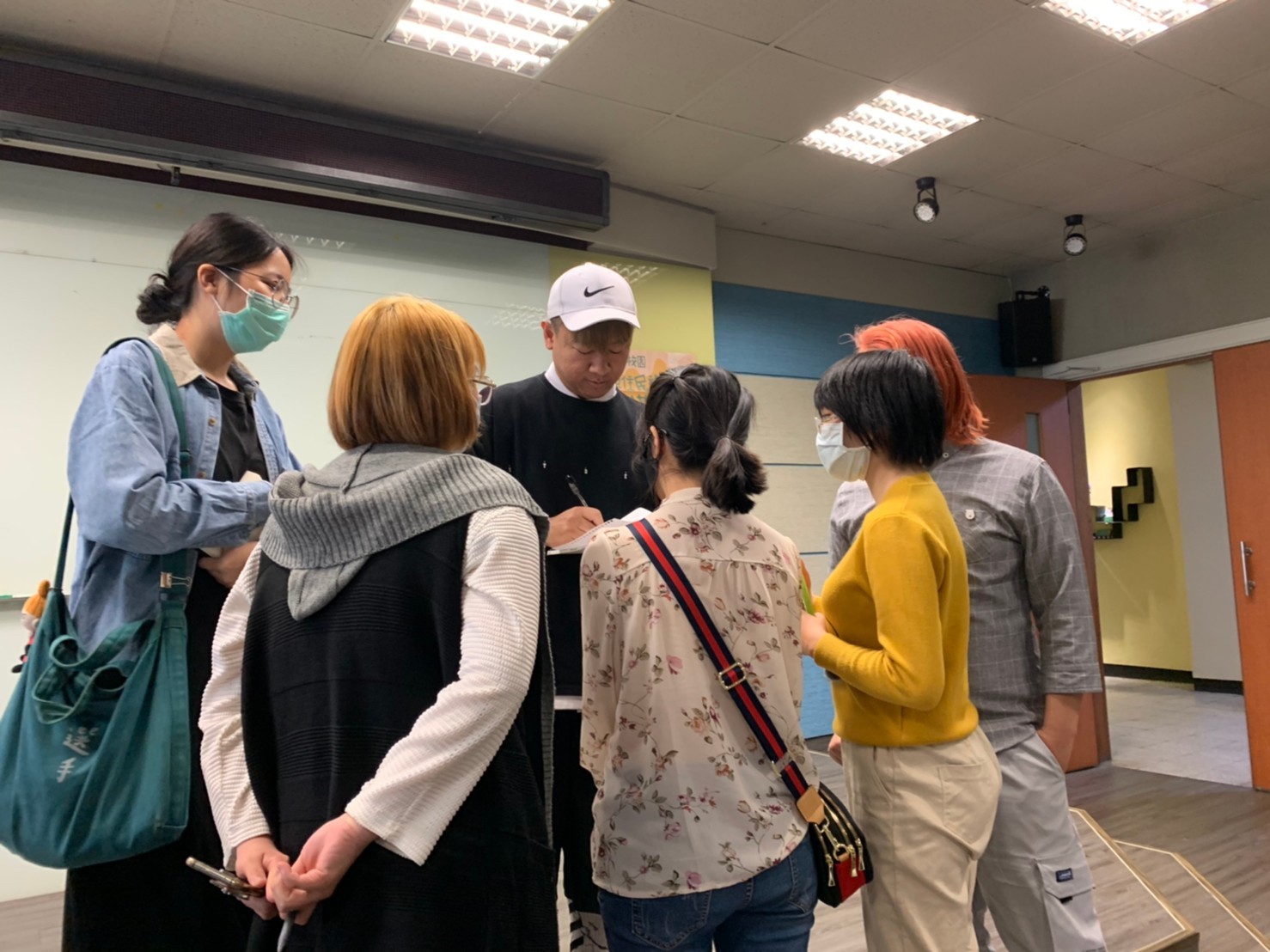 講座結束，同學踴躍請老師簽名