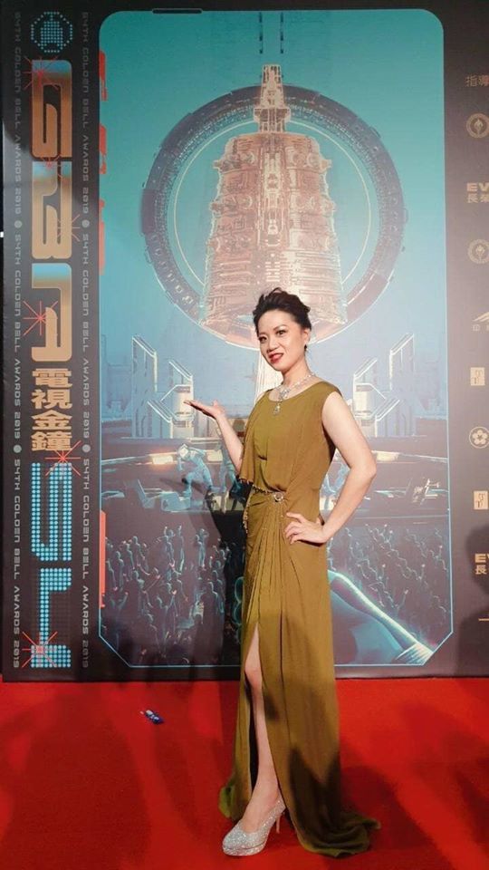 ▲黃瑞媚老師帶領許嘉真同學執行呂讀台灣製作團隊賴俔劭、林奕岑小姐妝髮設計
