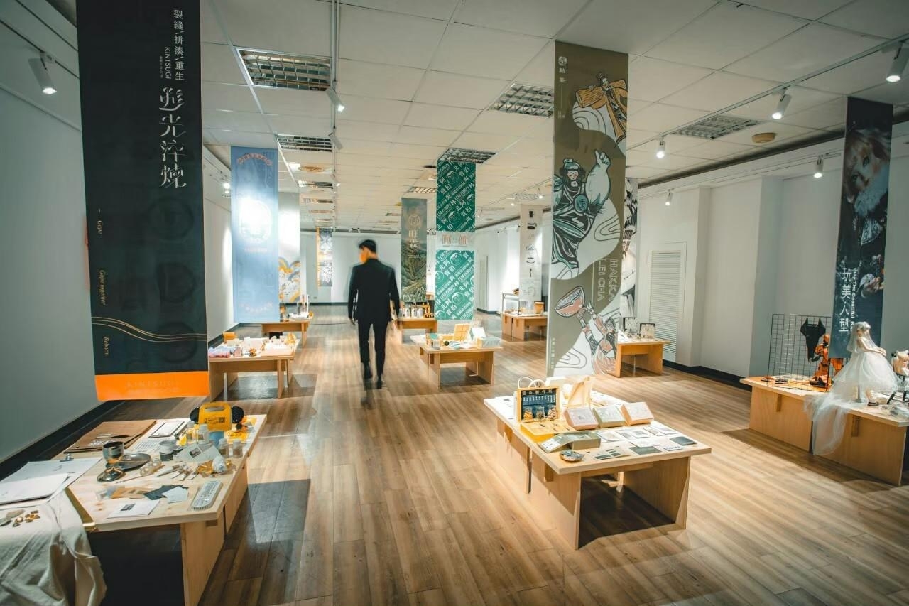▲視傳系進修部畢業成果展於校內展出