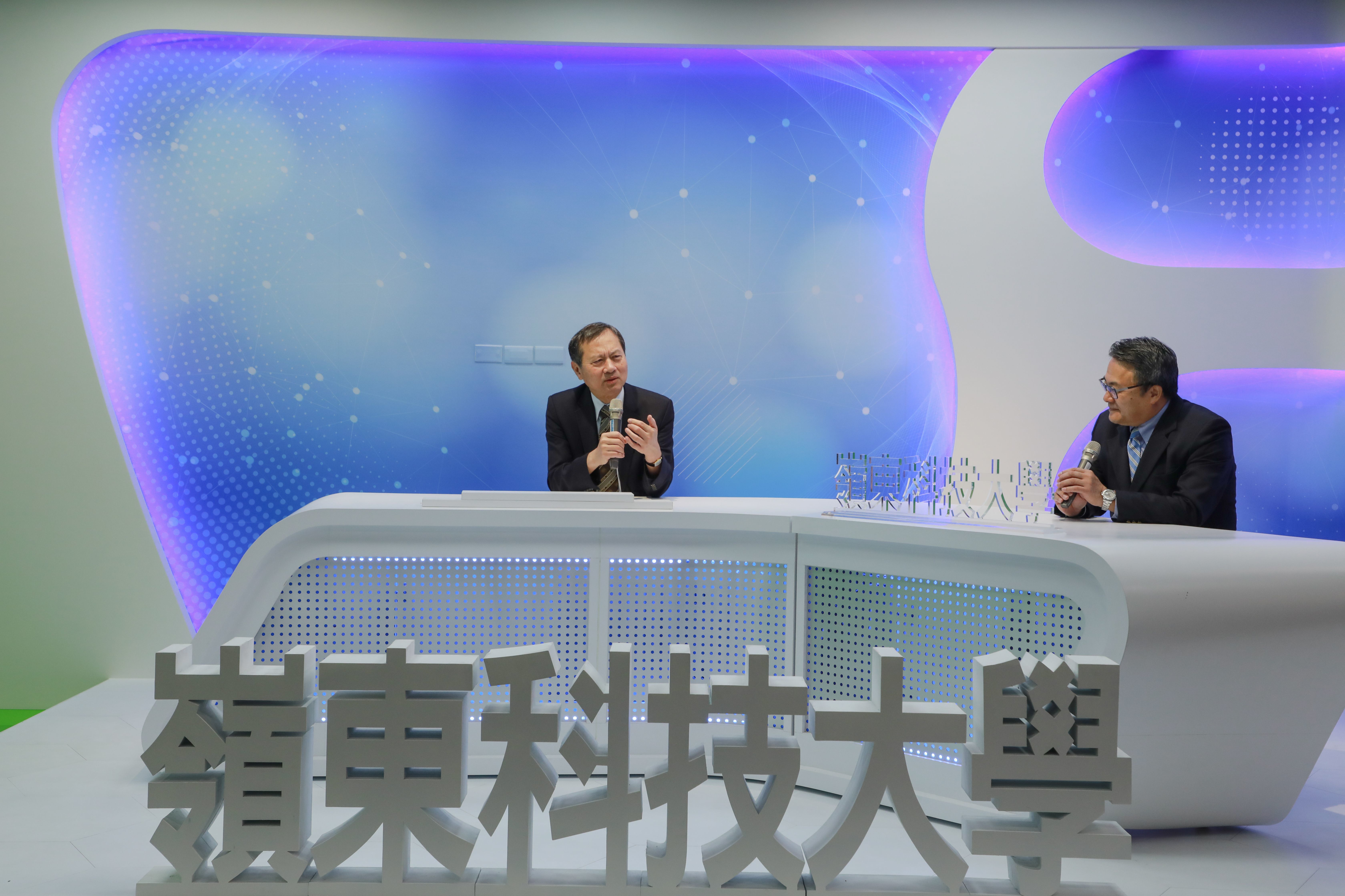 中榮院長許惠恒(左)與嶺東科大校長趙志揚(右)於校園參訪時進行即興直播訪談