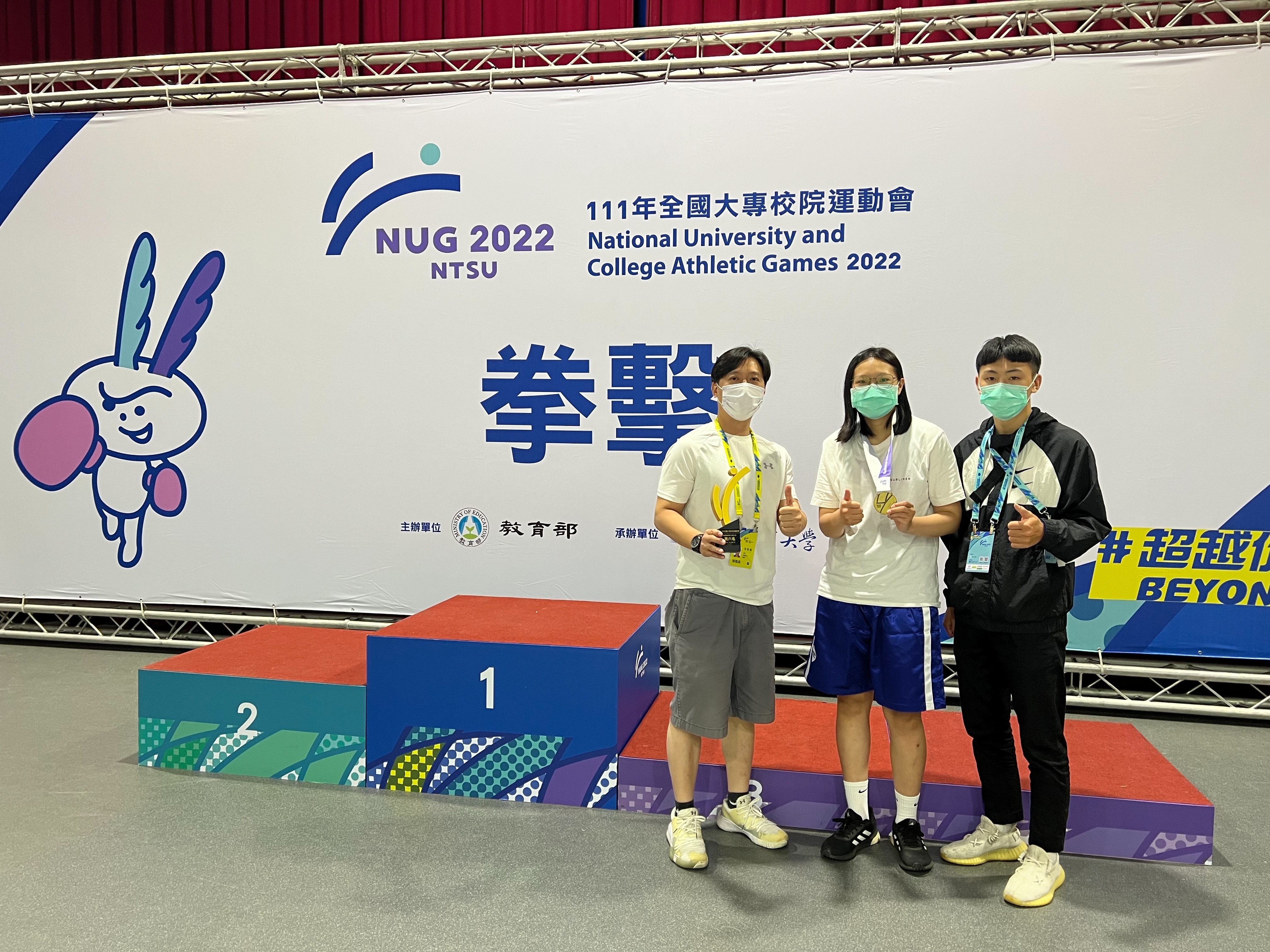 帶隊沈老師與選手們合影