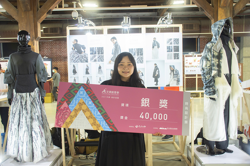 ▲服飾系徐名姿同學畢業製作專題《凜》榮獲2021紅點獎及A+文資創意季時尚設計類銀獎