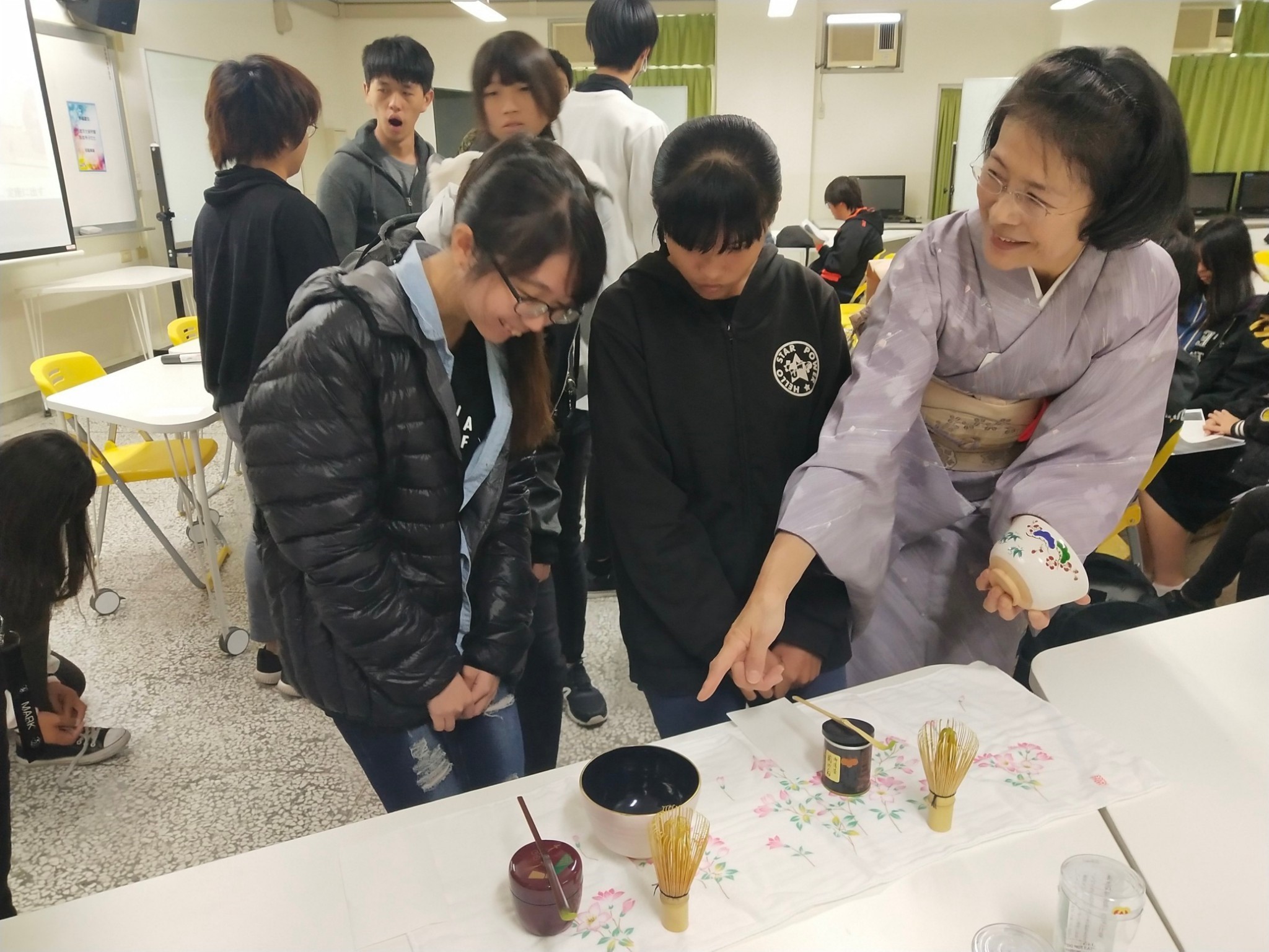 杉本令子老師讓同學們實地操作茶道