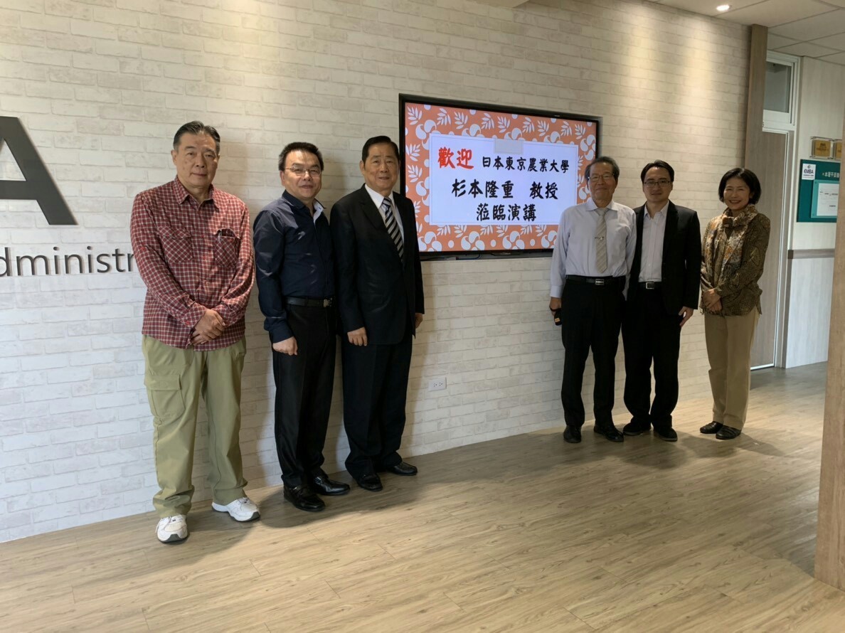 ▲杉本隆重教授與EMBA師長們合照