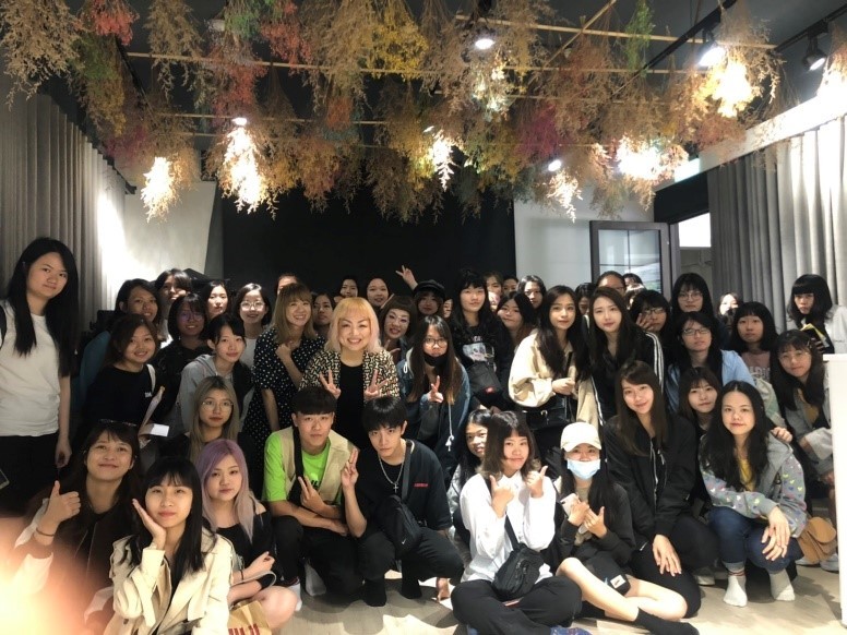 ▲李念慈老師﹝粉金髮色的﹞與流行設計系學生合影