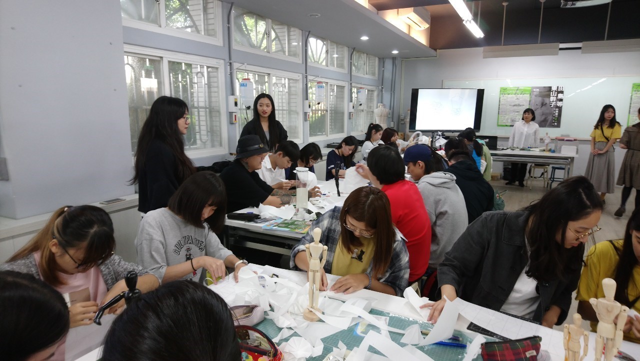 ▲將所學技巧實際操作應用於人體模特兒上